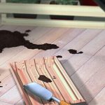 Femme en maillot de bain devant une piscine