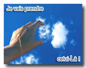 Main saisissant un nuage